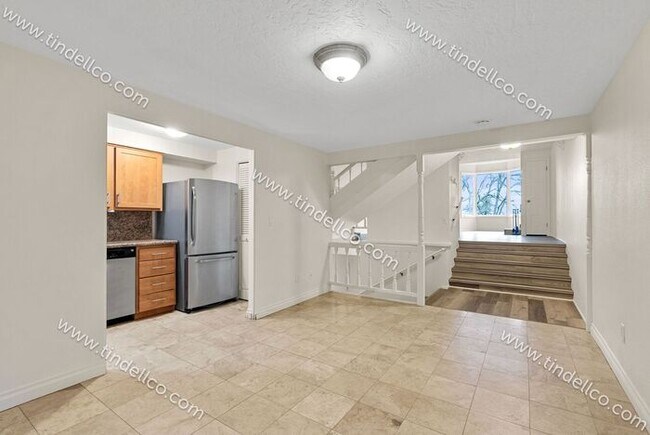 Building Photo - Updated, Spacious 2 Bedroom, Pet Friendly ...