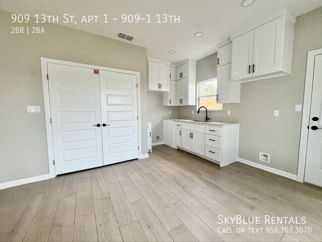 Building Photo - 909 E 13th St