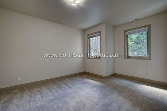 Building Photo - Town home located in west side Bend