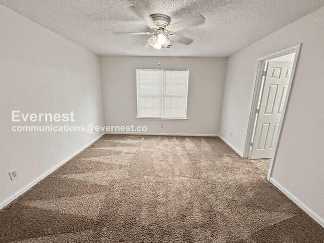 Building Photo - 3 Bed, 1.5 Bath Townhome with Fenced Yard / Pet-Friendly / Coming Soon!