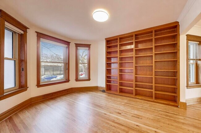 Building Photo - 2241 W Eastwood Ave