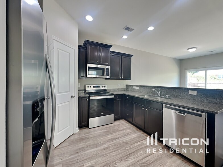 Building Photo - 364 Eastfair Dr