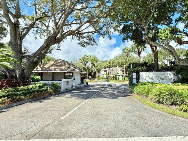 Building Photo - 811 Oak Harbour Dr