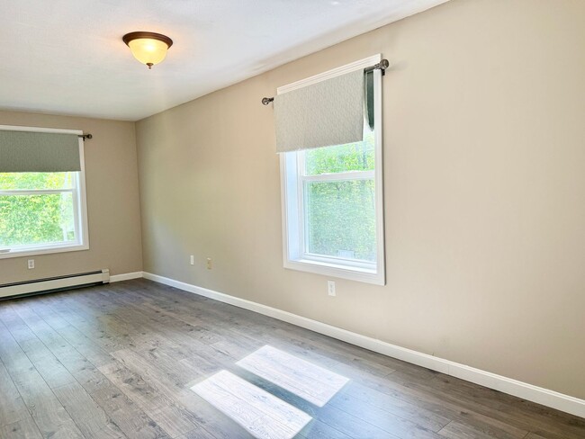 Building Photo - Sunny & Spacious 4 bedroom home