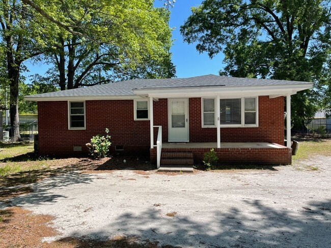 Primary Photo - 3 Bedroom Brick Ranch near Armory / Martin...