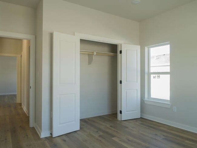 Building Photo - 307 W Cottonwood St