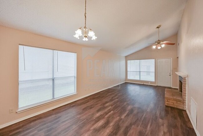 Building Photo - Affordable 2-Bedroom Duplex in Arlington –...