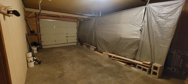 Building Photo - 2 bedroom 1 bath with garage ** Move-In Special