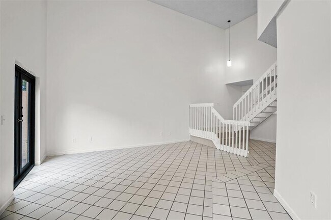 Building Photo - 1013 SW 112th Ter