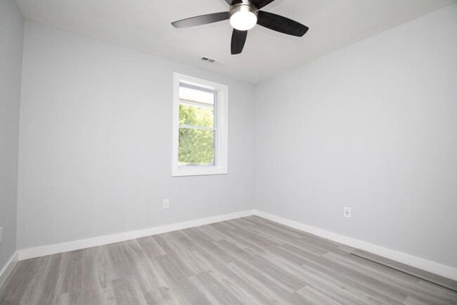 Building Photo - 2 Bedroom Madison Cutie