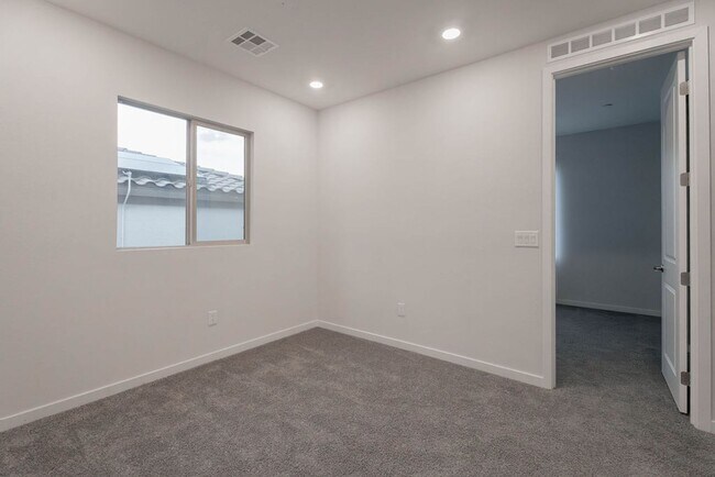 Building Photo - 11620 Desert Hollow Avenue