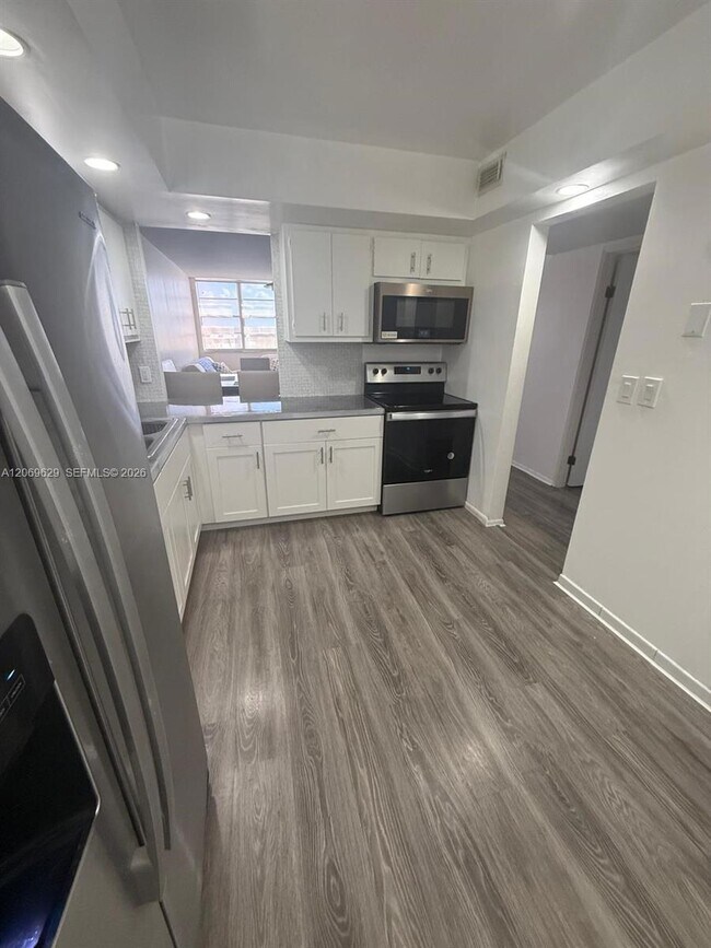 Building Photo - 1351 NE Miami Gardens Dr