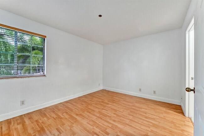 Building Photo - 3897 Tree Top Dr