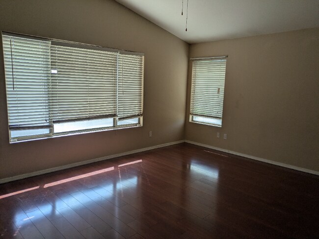 Building Photo - 204 W Goldfinch Way