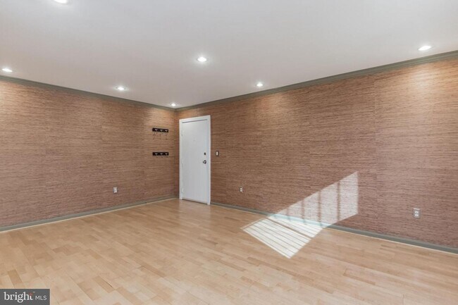 Building Photo - Modern 2-Bedroom Apartment with In-Unit La...