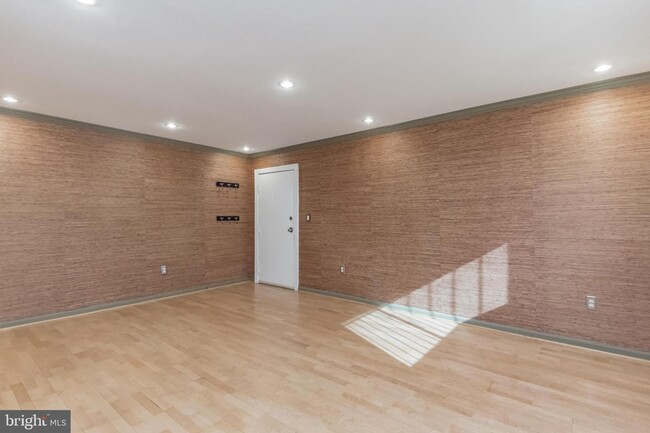 Building Photo - NEWLY AVAILABLE - RENOVATED 2 BR UNIT IN T...