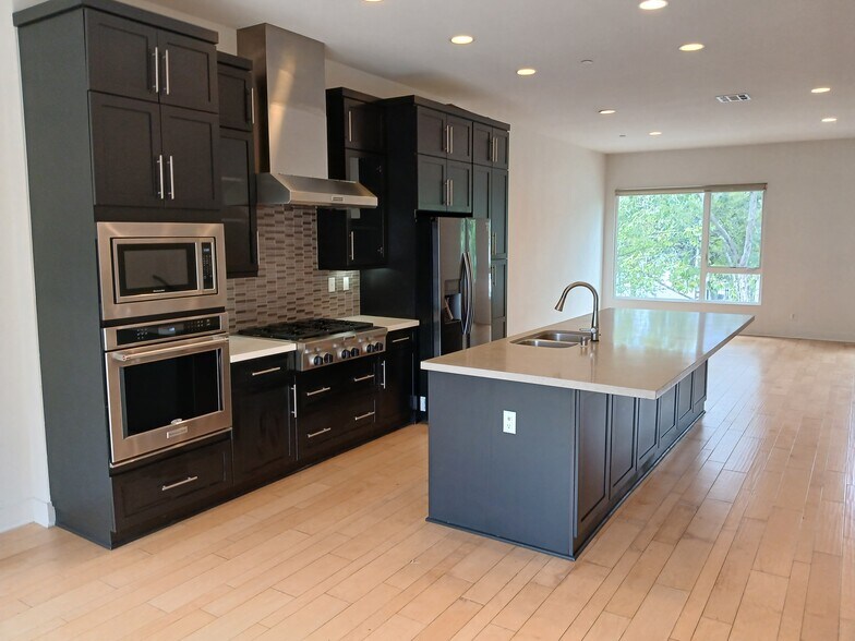 Building Photo - 139 W Live Oak Ave