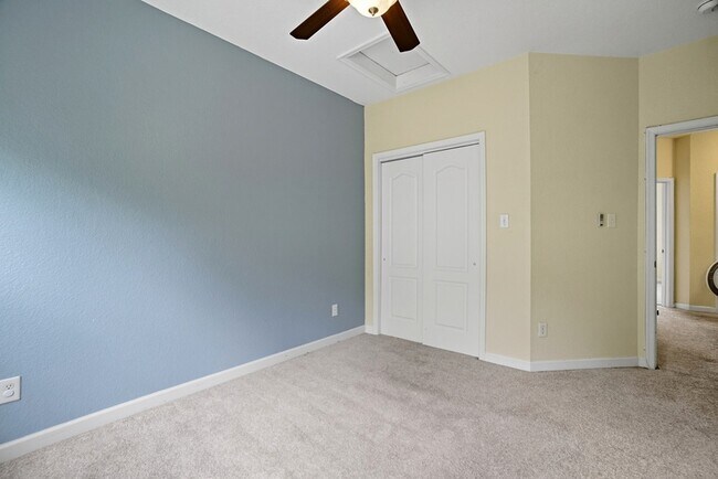 Building Photo - 230 Paradise Dr