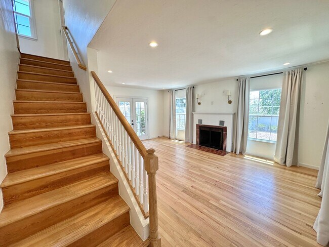 Building Photo - Bright & Modern Two-Story Home with Stunni...