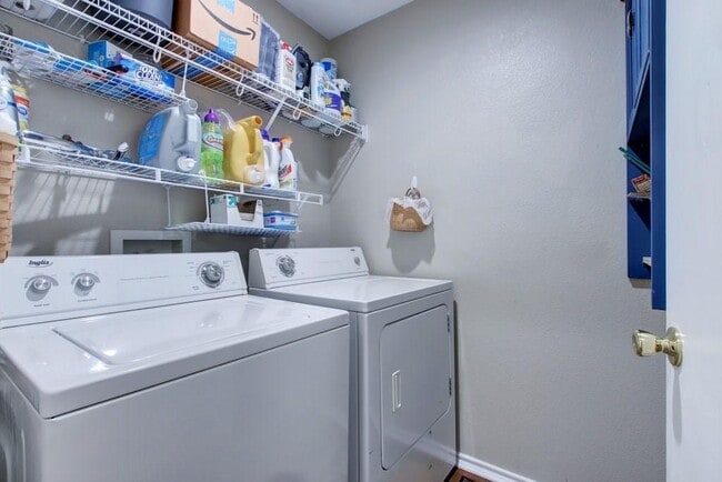 Building Photo - 450 Carriage Way