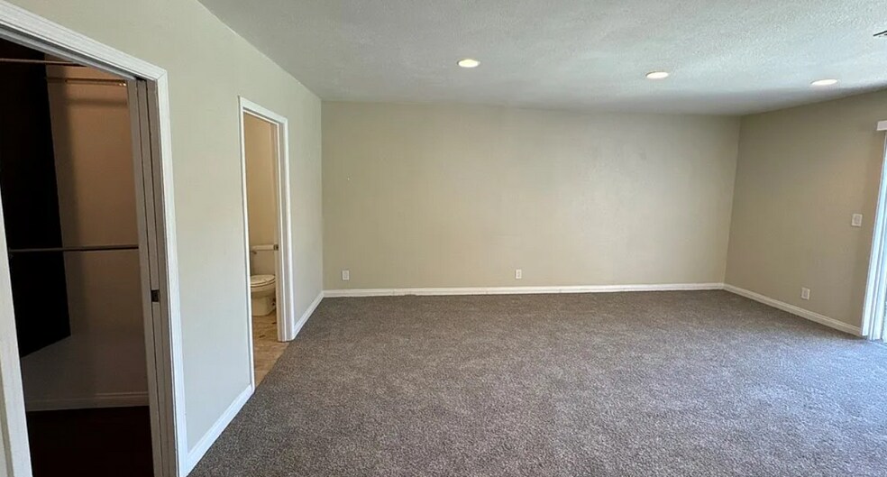 Building Photo - 8827 Darby Ave