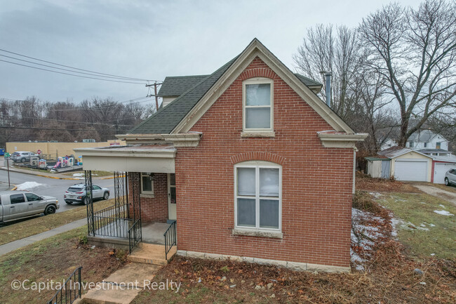 Building Photo - 218 Center St