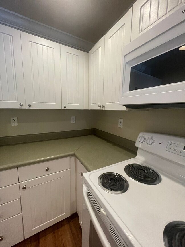 Building Photo - 17-1728 J&amp;S