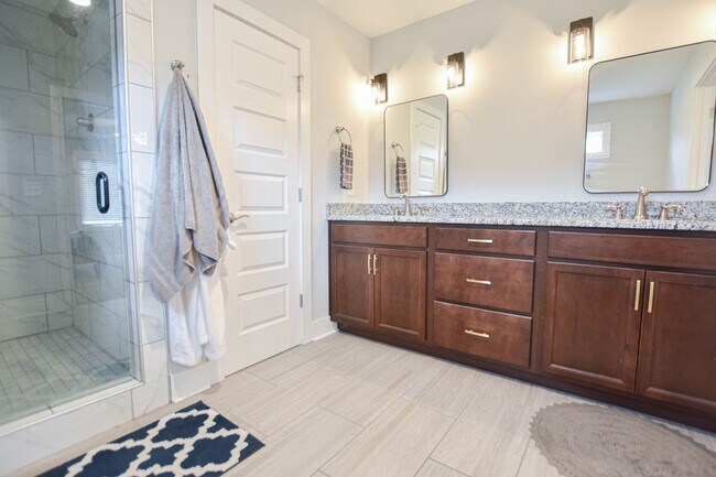 Building Photo - Modern Three Bedroom!