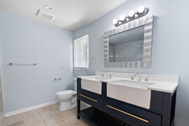 Building Photo - 3 Bedroom, 2 Bathroom apartment in a prime...