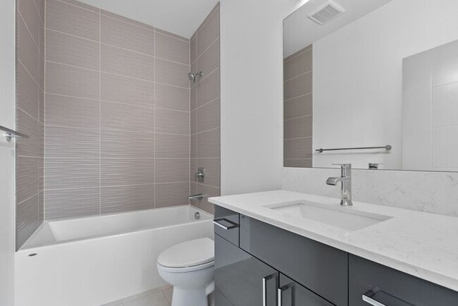 Building Photo - West Seattle Townhome with Air Conditionin...