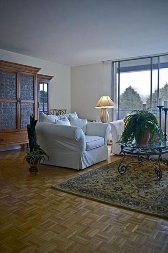 Building Photo - Great Location 1Br/1Bth. Heat & Hot Water ...
