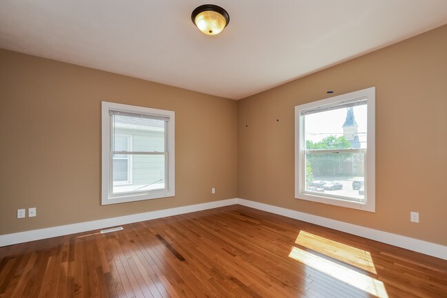 Building Photo - 422 Cadwell Ave NW