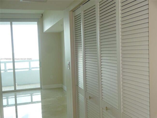 Building Photo - 1800 N Bayshore Dr