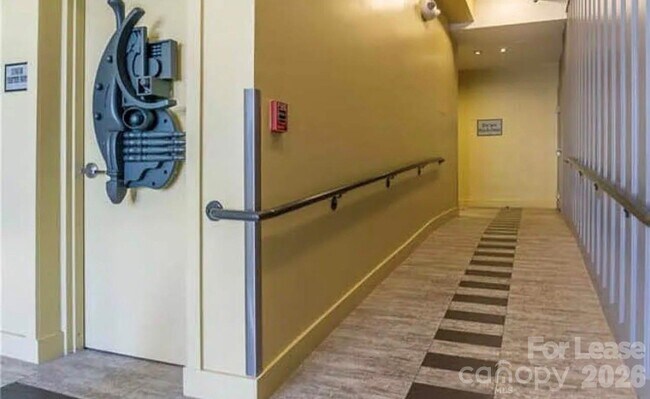 Building Photo - 2125 Southend Dr