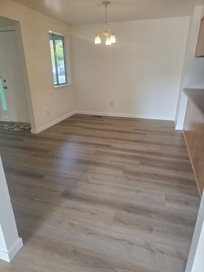 Building Photo - 3 bed 2 bath Single Home for Rent in Grants Pass