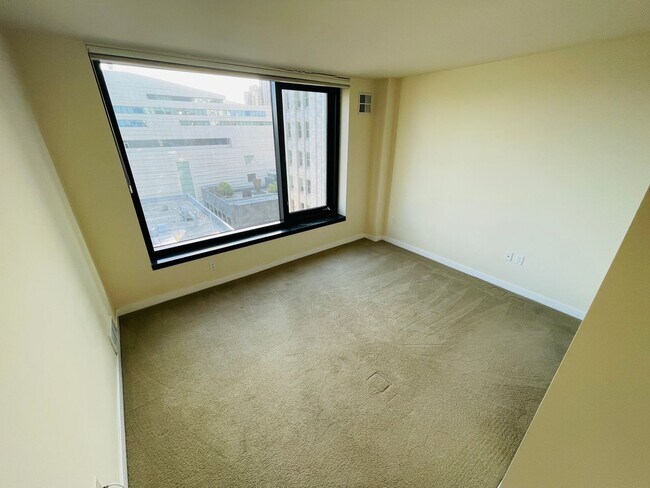 Building Photo - *New* 1 Bed & 1 Bath with Office / Den Condo in Fidi - No Parking