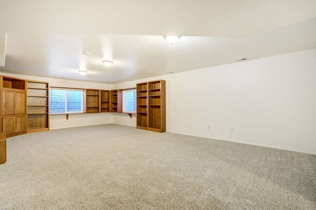 Building Photo - D20 5bdrm Home on Quiet Street in North Colorado Springs Area