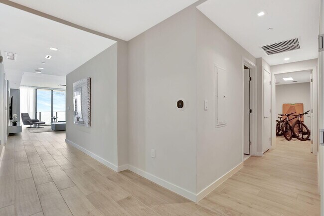 Building Photo - 1116 N Ocean Blvd