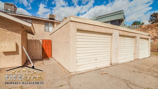 Building Photo - 201 Jardin Ct