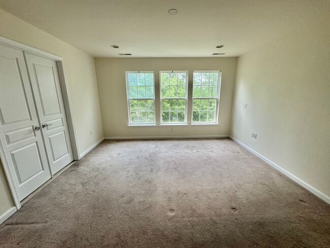 Building Photo - Spacious 3BR/2.5BA Townhome in Desirable B...