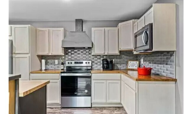 Building Photo - 4 bedroom house, Van Buren