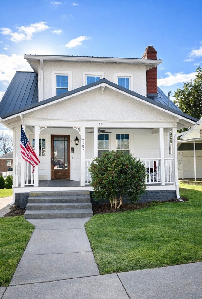 Building Photo - 923 E Hillcrest Dr