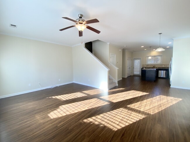 Building Photo - Move In Ready Town House Located in the Vi...