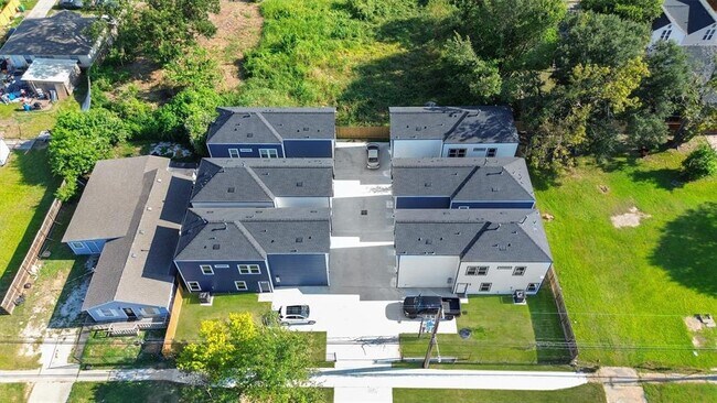 Building Photo - 855 S Victory Dr