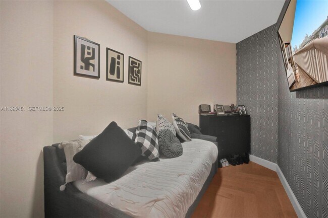 Building Photo - 2000 Island Blvd