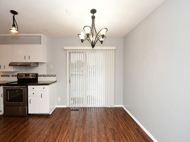 Building Photo - Spacious Living