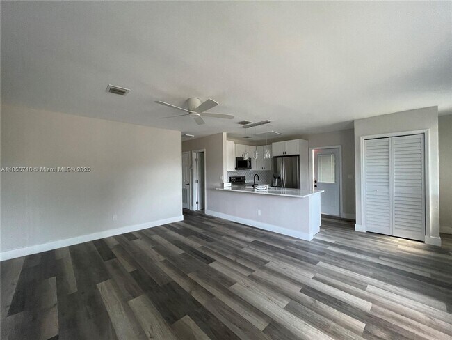 Building Photo - 631 SW 28th Terrace