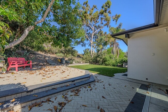 Building Photo - Luxurious Modern Living in the Heart of San Diego with Solar!