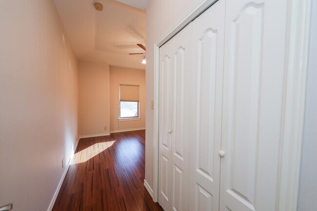 Building Photo - 707 St James Dr