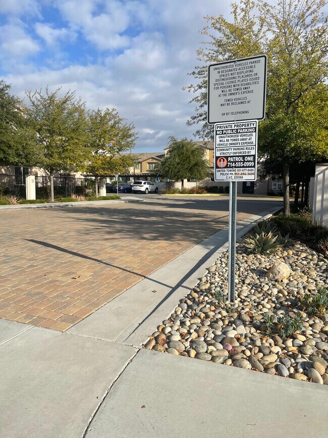 Building Photo - Lacroix Ave